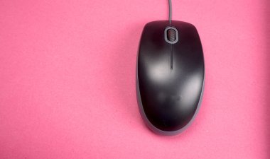 Siyah bilgisayar faresi arka planda izole edildi. Üst görünüm, metin için boşluk.