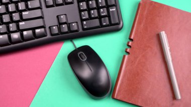 Bir bilgisayar klavyesi ve elektronik fare izole edildi.