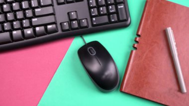 Bir bilgisayar klavyesi ve elektronik fare izole edildi.