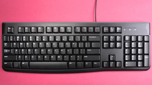 Modern bir dizüstü bilgisayarın klavyesini kapat, Üst Görünüm, metin için boşluk.