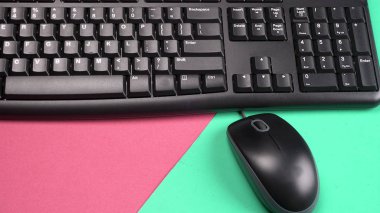 Bir bilgisayar klavyesi ve elektronik fare izole edildi.