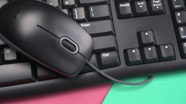 Bir bilgisayar klavyesi ve elektronik fare izole edildi.