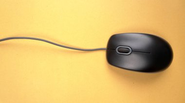 Siyah bilgisayar faresi arka planda izole edildi. Üst görünüm, metin için boşluk.