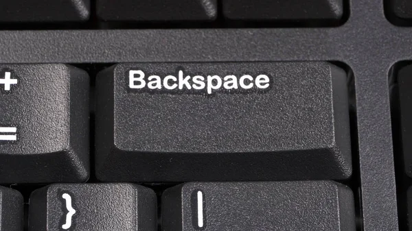 关闭现代笔记本电脑或计算机的键盘 顶视图 文本空间 — 图库照片