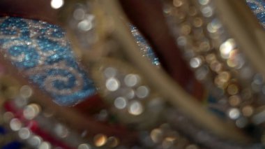 Işık patlaması ve parıltılı altın bokeh ışıklarının bulanık fotoğrafı. Arkaplan Olarak.