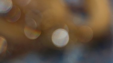 Işık patlaması ve parıltılı altın bokeh ışıklarının bulanık fotoğrafı. Arkaplan Olarak.