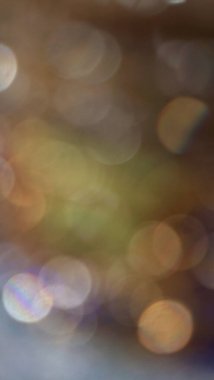 Işık patlaması ve parıltılı altın bokeh ışıklarının bulanık fotoğrafı. Arkaplan Olarak.