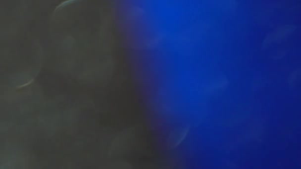 Photo abstraite floue de lumière éclate et paillettes lumières bokeh dorées. Comme toile de fond .