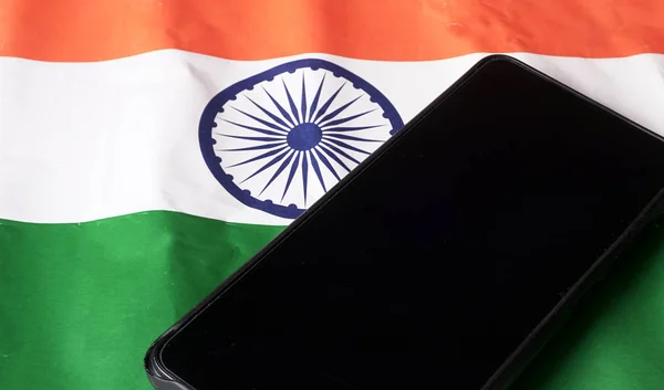 印度国旗上的手机 印度独立日和共和国日的概念 屏幕上的文字位置 — 图库照片