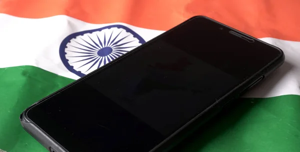 印度国旗上的手机 印度独立日和共和国日的概念 屏幕上的文字位置 — 图库照片