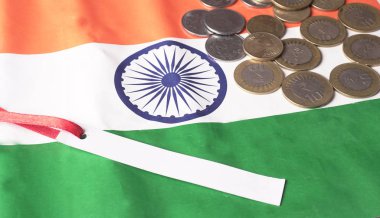 GST konsepti, Hint bayrağı arkaplanındaki Hint paraları, iş ve finans Hindistan. Yatırım Tasarruf ve Yolsuzluk.