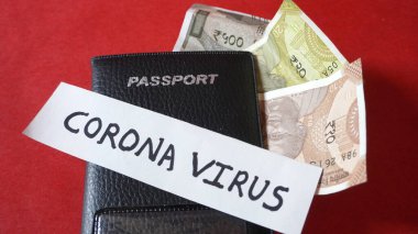 Coronavirus ve seyahat konsepti. COVID-19 / Coronavirus ve pasaportu. Corona virüsü bulaşmış turistlerin seyahat kısıtlamaları ve karantinası.