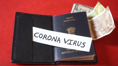 Coronavirus ve seyahat konsepti. COVID-19 / Coronavirus ve pasaportu. Corona virüsü bulaşmış turistlerin seyahat kısıtlamaları ve karantinası.