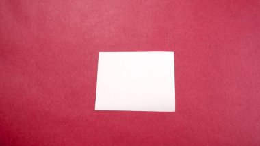 Pembe arka planda kopyalama alanı olan beyaz kağıt not