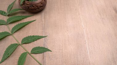 İlaç yaprakları, Azadirachta indica. Cilt bakımında, güzellik ürünlerinde ve kremlerde kullanılır..