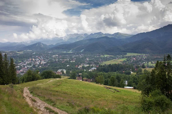 Blick vom Hügel auf die exponierten Wolkenberge — Stockfoto