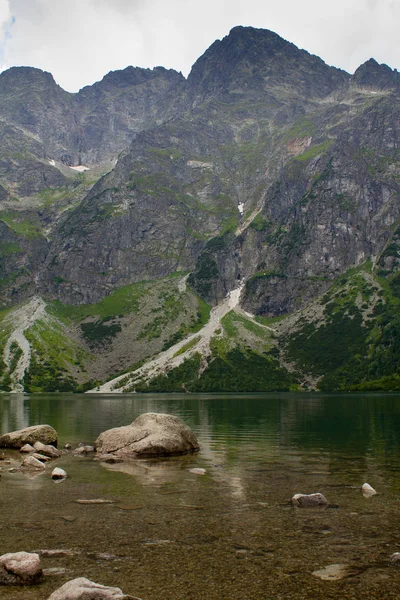 Lago en las montañas —  Fotos de Stock