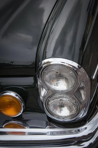 Hood and front headlight — Stock Photo, Image