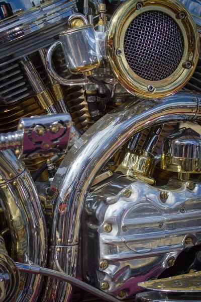 Krom ve parlak motoru — Stok fotoğraf