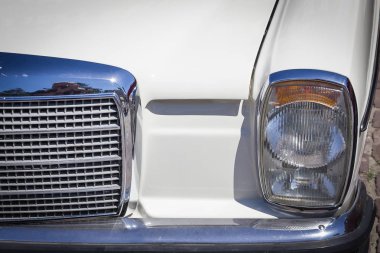 Tarihi bir araç. Ön lamba ve araç kaputu.