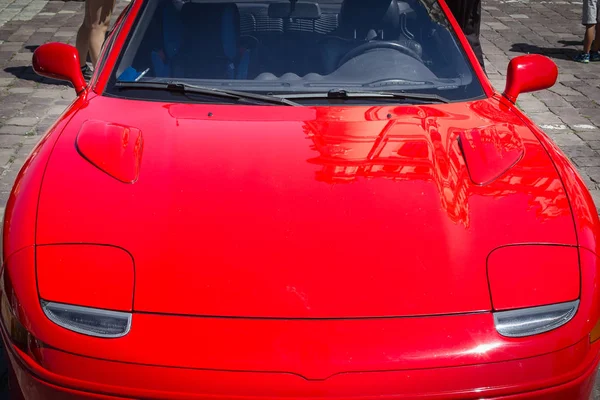 Tarihi bir araç. Ön lamba ve araç kaputu.