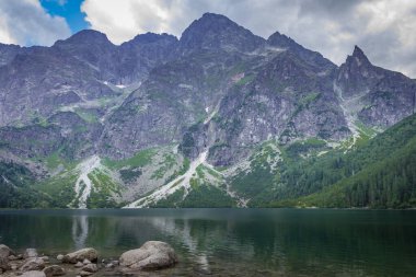 Polonya 'daki Tatra dağları. Morskie Oko Gölü 'ndeki dağ zirveleri.