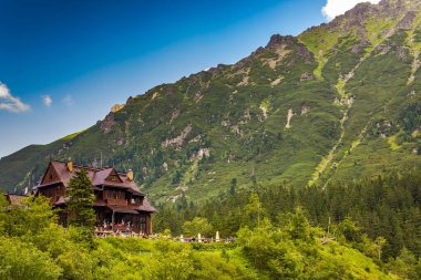 Polonya 'daki Tatra dağları. Morskie Oko gölündeki dağ sığınağı..