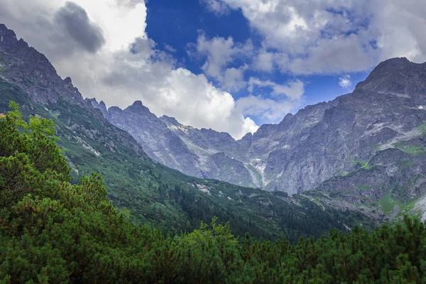 Polonya 'daki Tatra dağları. Morskie Oko Gölü 'ndeki dağ zirveleri.