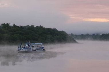 Nehrin üzerinde gün doğumu