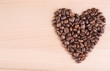 Kahve çekirdeğinden yapılmış kalp kahve çerçevesi.