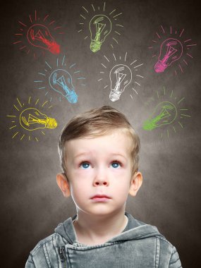 Çocuk fikir taslak lambalı, çocuk bir fikir geldi