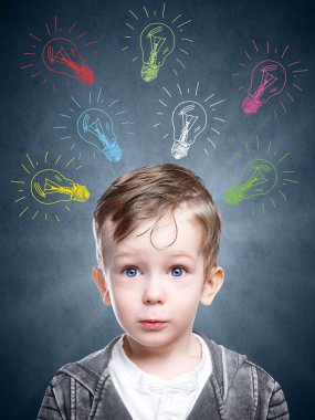 Çocuk fikir taslak lambalı, çocuk bir fikir geldi