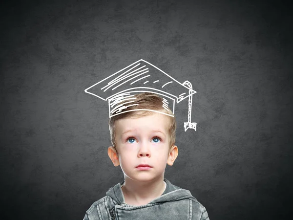 Criança inteligente em um chapéu de estudante desenhado — Fotografia de Stock