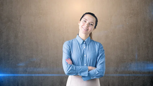 Retrato de una joven mujer de negocios en la oficina. Ella sonríe con aparatos ortopédicos . — Foto de Stock