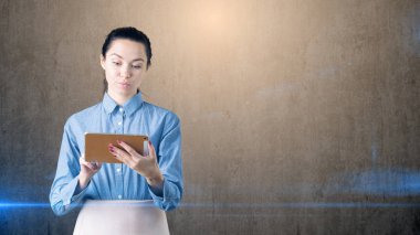 Genç güzel iş kadını altın tablet ile portresi