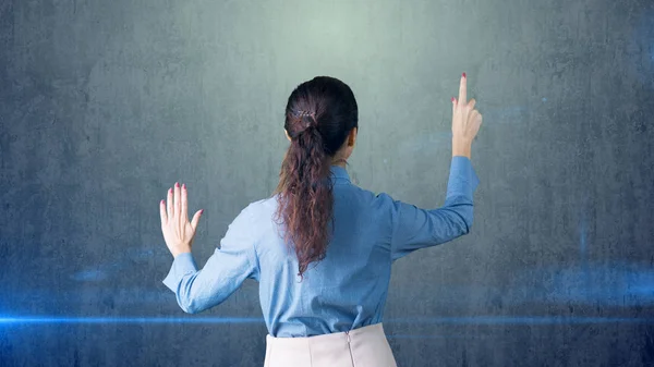 Portrait de jeune belle femme d'affaires écrivant sur un tableau invisible — Photo