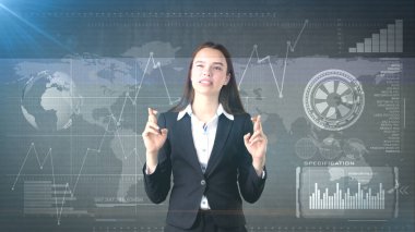Bir şey hakkında düşünüyor ve ararken genç güzel iş kadın portresi