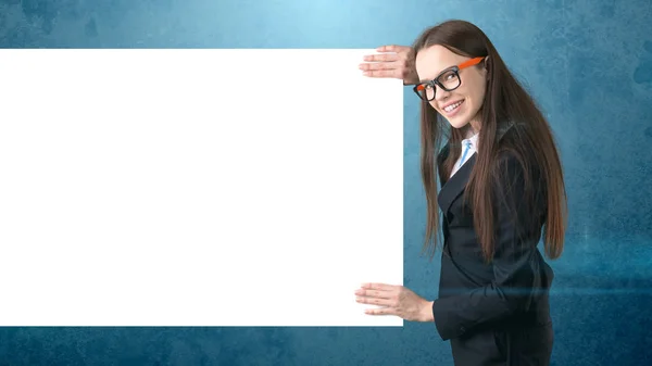 Sorriso Ritratto donna d'affari con bordo bianco bianco su blu isolato. Modello femminile con capelli lunghi in occhiali . — Foto Stock