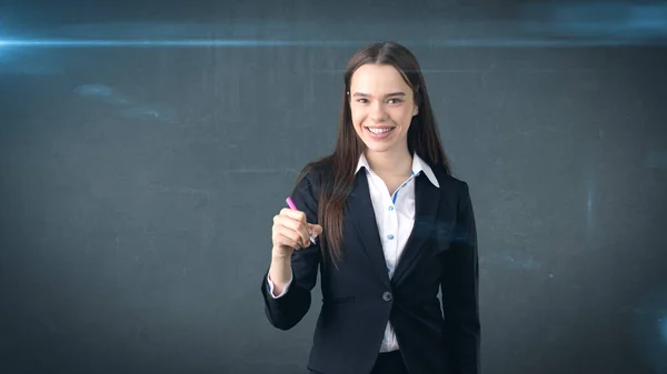 Joven mujer de negocios hermosa con escritura de la pluma en la pantalla . —  Fotos de Stock