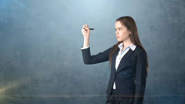 Joven mujer de negocios hermosa con escritura de la pluma en la pantalla . — Foto de Stock