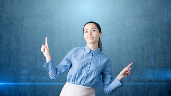 Joven mujer de negocios hermosa en la oficina. Ella sonríe con aparatos ortopédicos . — Foto de Stock