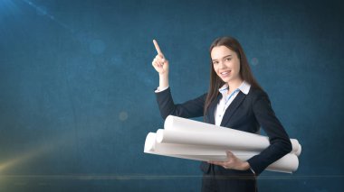 Bina, geliştirme, consrtuction ve mimari konsept - gülümseyen güzel iş kadını ile blueprint takımı