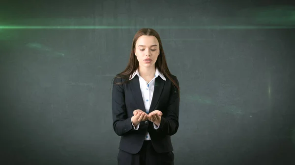 Hermosa mujer de negocios morena de pelo largo mostrando algo invisible delante de ella con copyspace — Foto de Stock