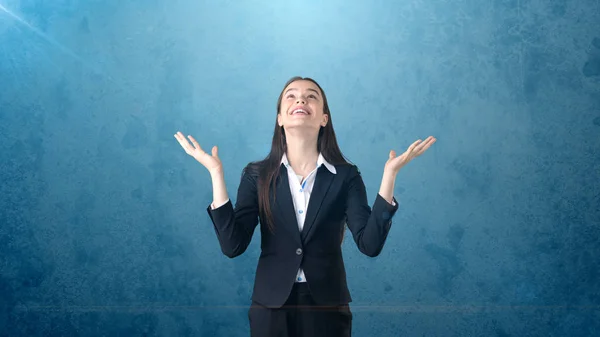 Hermosa mujer de negocios sonriente está exclamando manos jugadas en la parte superior con copyspase . — Foto de Stock