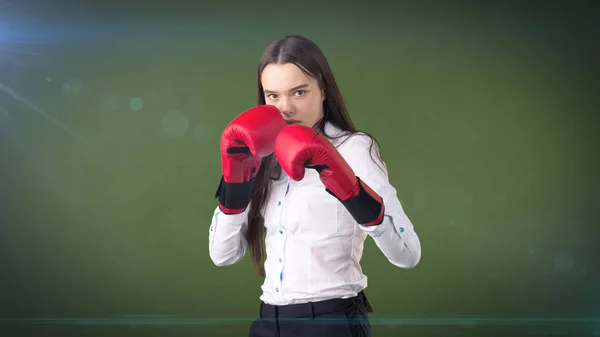 Joven vestido de mujer hermosa en camisa blanca de pie en pose de combate con guantes de boxeo rojo. Concepto empresarial . —  Fotos de Stock