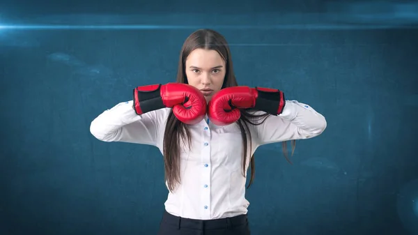 Joven vestido de mujer hermosa en camisa blanca de pie en pose de combate con guantes de boxeo rojo. Concepto empresarial . —  Fotos de Stock