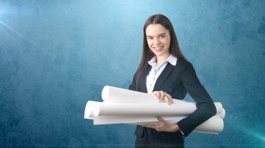 Bina, geliştirme, consrtuction ve mimari konsept - gülümseyen güzel iş kadını ile blueprint takımı