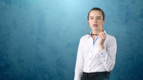 Retrato de mujer de negocios sorprendida en falda blanca sobre fondo aislado con prohibición de pelo y gafas naranjas y negras . —  Fotos de Stock