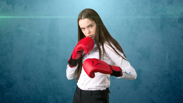 Ung vacker kvinna klänning i vit skjorta står i bekämpa pose med röda boxningshandskar. Affärsidé. — Stockfoto