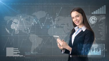 Güzel kadın kıyafetli bir dokunmatik yüzey seyir stüdyo arka plan boşaltmak ile boyalı. İş kavramı.